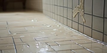 厕所地面漏水，物业到底管不管？