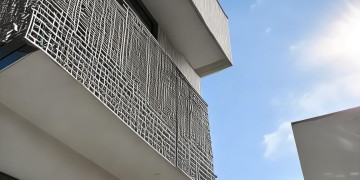 阳台封闭需要经过物业吗？